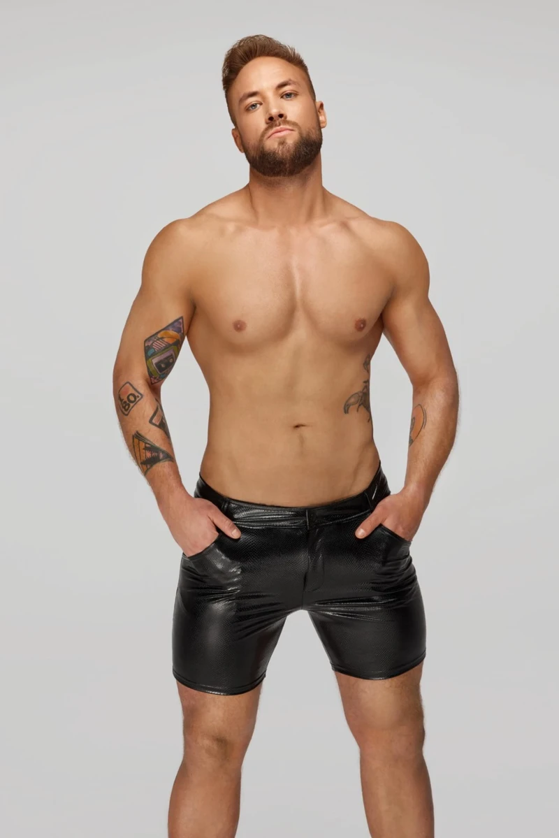 Mittellange Shorts aus Schlangen Wetlook mit Gesäßtaschen